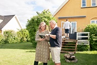 man och kvinna i trädgård