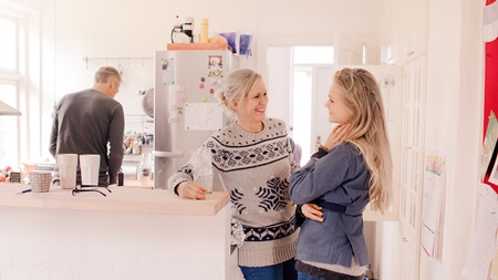 mor och dotter pratar i köket
