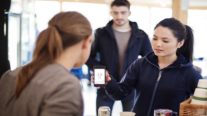 Swish kvinna köper kaffe