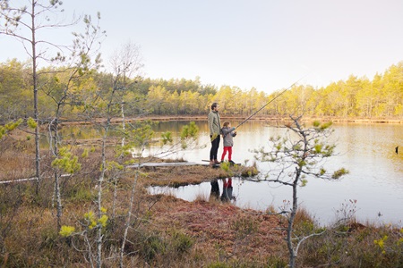 man och barn fiskar i sjön