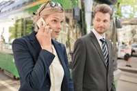 Företagare och personer diskuterar och pratar i telefon om tillväxt och nationell expansion