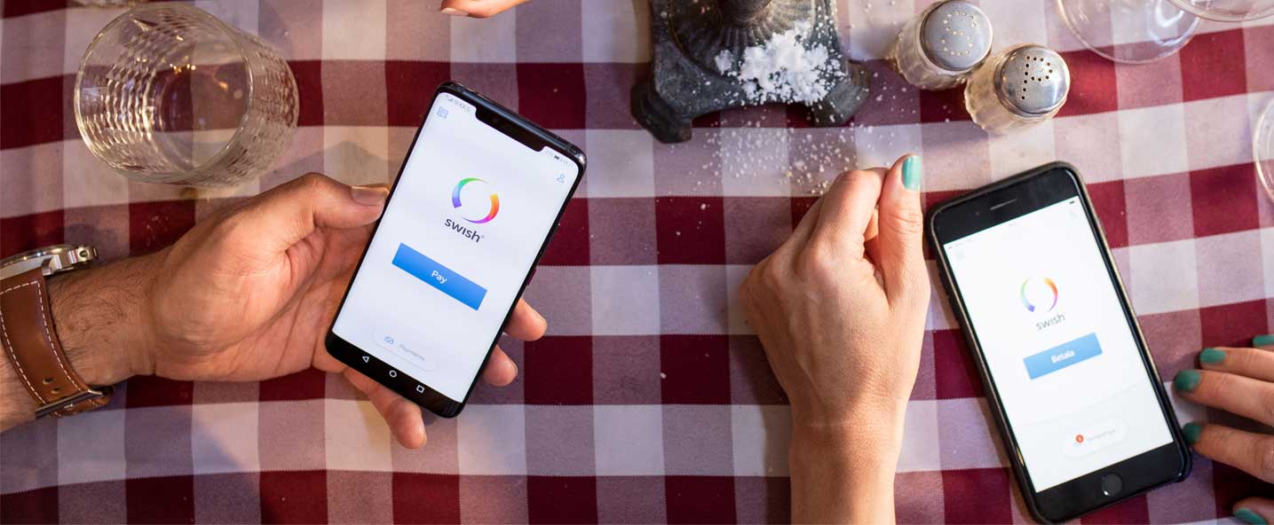 två mobiler med swish på matbord