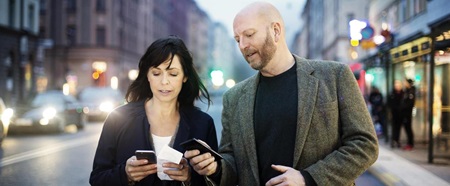 Man och kvinna med telefoner